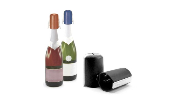 Bouchon-pince noir Pulltex présenté avec des bouteilles de vin effervescent
