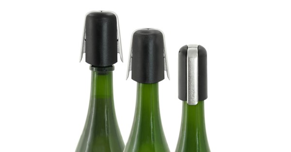 Étapes de fermeture du bouchon-pince Pulltex sur un goulot de champagne