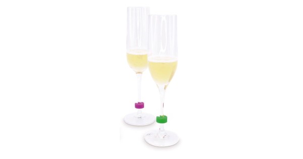 Marque-verres Pulltex rose et vert clipsés sur les tiges de deux flûtes