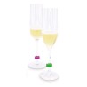 Marque-verres Pulltex rose et vert clipsés sur les tiges de deux flûtes