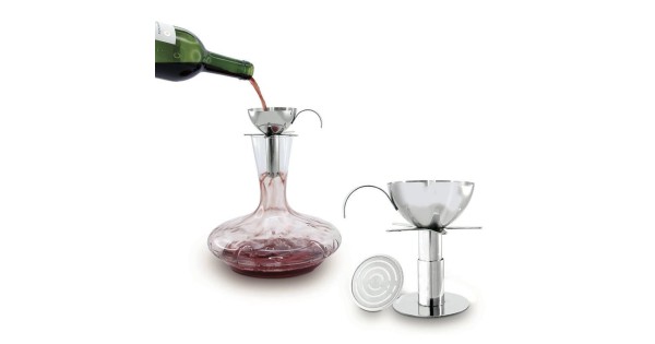 Vin versé dans une carafe à travers l’entonnoir aérateur Pulltex