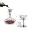 Vin versé dans une carafe à travers l’entonnoir aérateur Pulltex