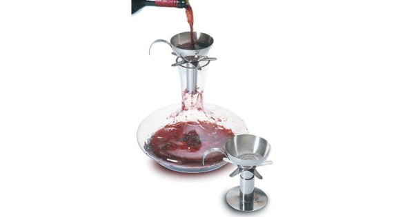 Entonnoir Pulltex en utilisation sur une carafe et présenté sur son socle