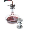 Entonnoir Pulltex en utilisation sur une carafe et présenté sur son socle