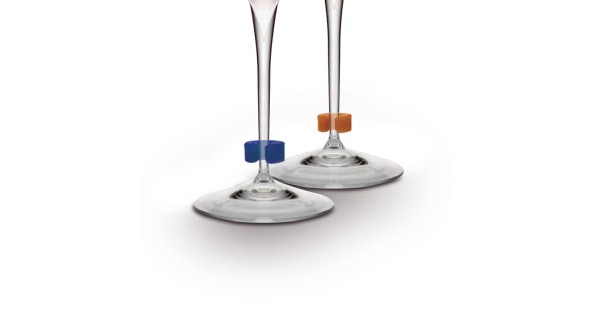 Bagues Identity Pulltex orange et bleue clipsées sur les tiges de deux verres à pied