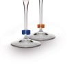 Bagues Identity Pulltex orange et bleue clipsées sur les tiges de deux verres à pied