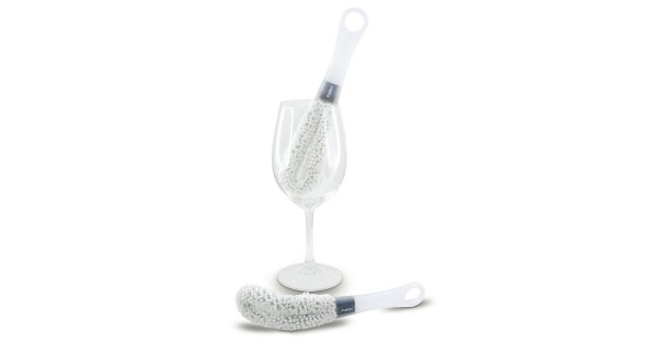 Goupillon Pulltex présenté dans un verre à pied et à côté du verre