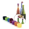 Bouchons à vin Pulltex de différentes couleurs présentés avec des bouteilles
