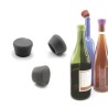 Bouchon à vin noir Pulltex présenté avec des bouteilles