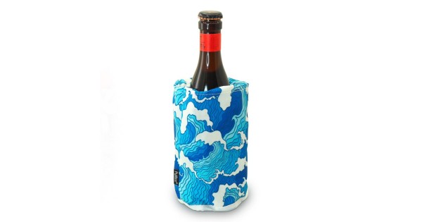 Gaine rafraîchissante Pulltex bleue sur une bouteille de bière