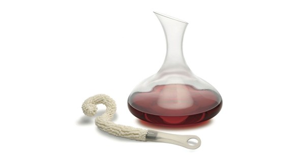 Carafe Dioniso Pulltex à bec biseauté avec vin rouge et goupillon de nettoyage