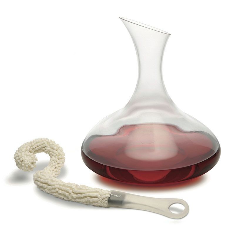 Carafe Dioniso Pulltex à bec biseauté avec vin rouge et goupillon de nettoyage
