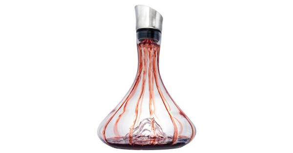 Vin réparti en plusieurs jets sur les parois de la carafe Montagne