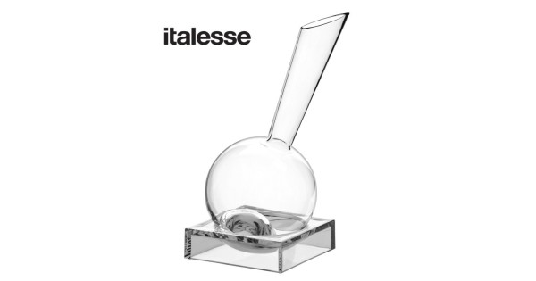 Carafe Vinocchio inclinée sur son socle en acrylique transparent