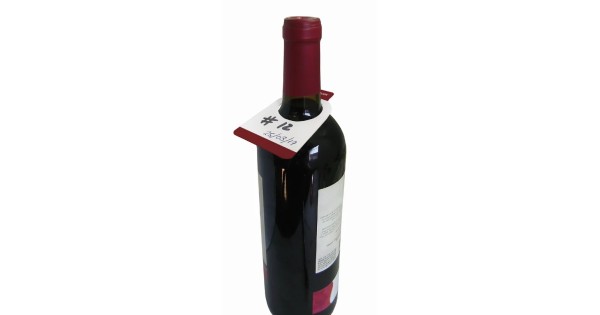 Étiquette Vin Bouquet placée sur le goulot d’une bouteille de vin rouge