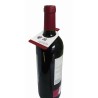 Étiquette Vin Bouquet placée sur le goulot d’une bouteille de vin rouge
