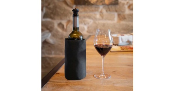 Gaine noire Koala sur une bouteille de vin à table