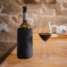 Gaine noire Koala sur une bouteille de vin à table