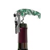 Sommelier Koala Tropical en appui sur le goulot d’une bouteille