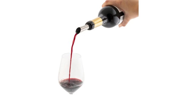 Service du vin au verre avec le verseur anti-goutte du Chill Stick
