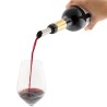 Service du vin au verre avec le verseur anti-goutte du Chill Stick