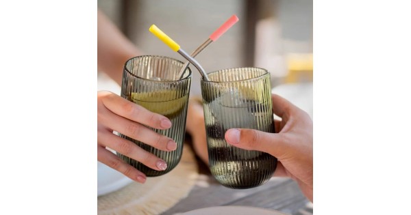 Pailles Koala à embouts jaune et rose dans deux verres à l’apéritif