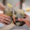 Pailles Koala à embouts jaune et rose dans deux verres à l’apéritif