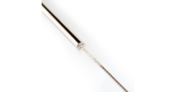 Goupillon de nettoyage inséré dans une paille en acier inoxydable