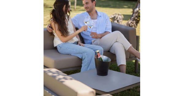 Seau noir mat Alloy Koala pendant un apéritif en terrasse