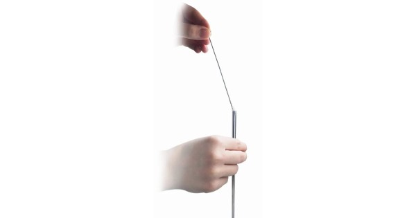 Nettoyage d’une paille inox Vin Bouquet à l’aide du goupillon