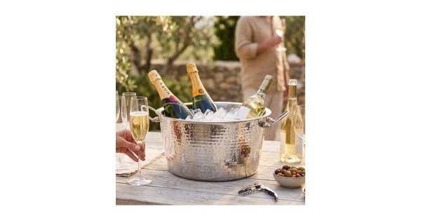 Vasque Aulica martelée avec bouteilles de champagne sur une table