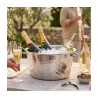 Vasque Aulica martelée avec bouteilles de champagne sur une table