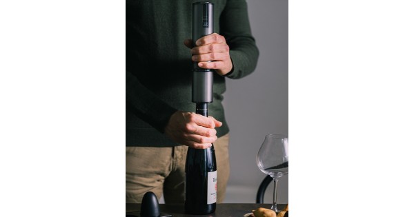 Ouverture d’une bouteille avec le tire-bouchon électrique Elis Touch Carbone