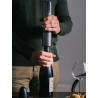 Ouverture d’une bouteille avec le tire-bouchon électrique Elis Touch Carbone