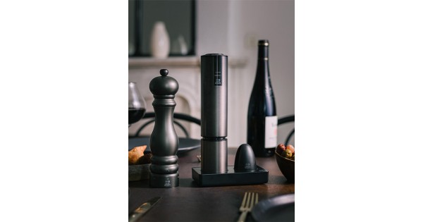 Peugeot Elis Touch Carbone présenté à côté d’une bouteille de vin