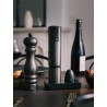 Peugeot Elis Touch Carbone présenté à côté d’une bouteille de vin