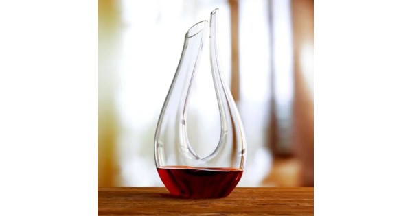 Carafe Utopio Rona posée sur une table avec du vin rouge