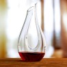 Carafe Utopio Rona posée sur une table avec du vin rouge