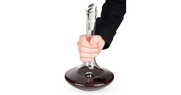 Prise en main du col de la carafe Ibis Magnum contenant du vin rouge