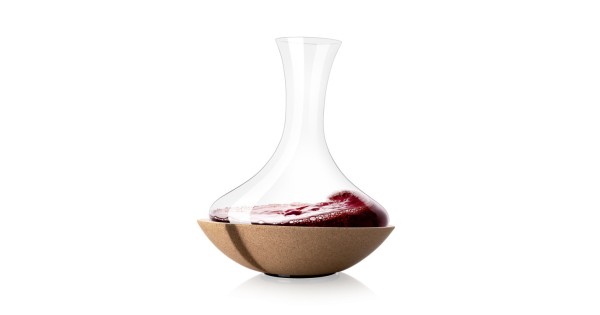 Carafe Swirling Vacu Vin avec vin rouge sur son plateau en liège