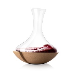 Carafe Swirling Vacu Vin avec vin rouge sur son plateau en liège