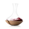 Carafe Swirling Vacu Vin avec vin rouge sur son plateau en liège