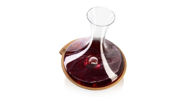 Vue de dessus du vin dans la carafe Swirling