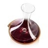 Vue de dessus du vin dans la carafe Swirling
