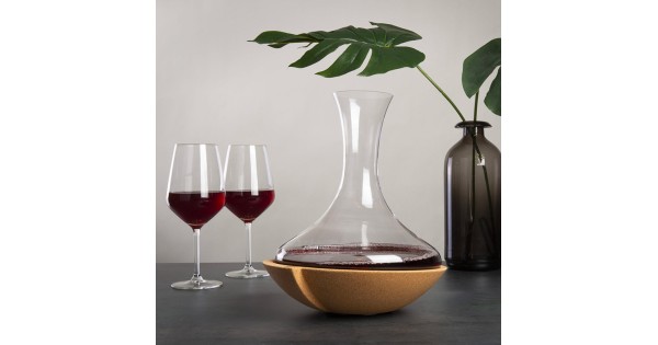 Carafe Swirling sur son socle en liège à côté de deux verres