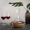 Carafe Swirling sur son socle en liège à côté de deux verres