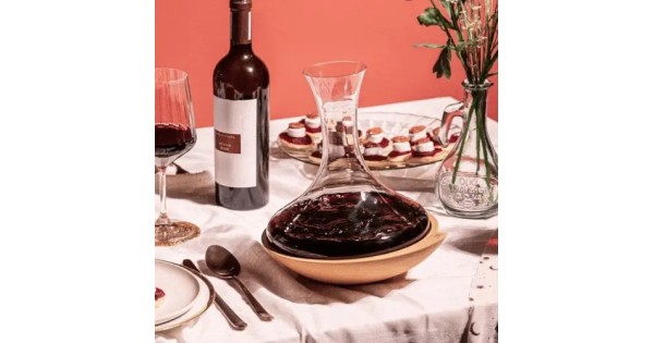 Carafe Swirling et verres de vin rouge sur une table