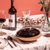 Carafe Swirling et verres de vin rouge sur une table