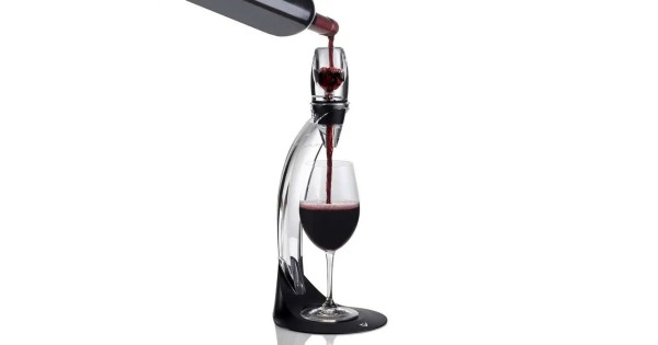 Vin rouge versé à travers le Vinturi Deluxe dans un verre