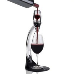 Vin rouge versé à travers le Vinturi Deluxe dans un verre
